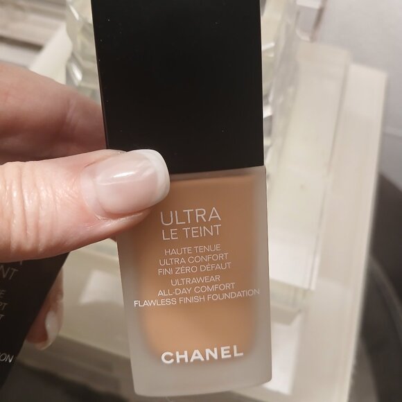 CHANEL ULTRA LE TEINT - Picture 1 of 4